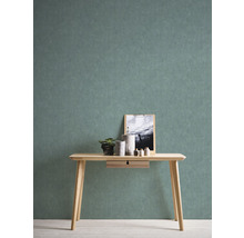 Lichte houten tafel met lade, decoratie en foto voor een wand