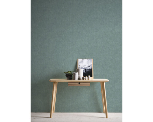 Lichte houten tafel met lade, decoratie en foto voor een wand