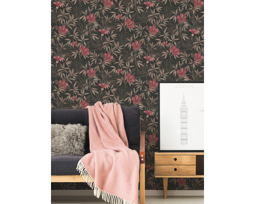 Decoratief interieur met bloemetjesbehang, bank, deken en bijzettafel