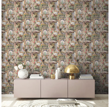 Woonkamer met patroonbehang en dressoir