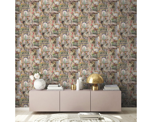 Woonkamer met patroonbehang en dressoir