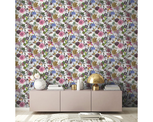 Behang met bloemmotief in de woonkamer.