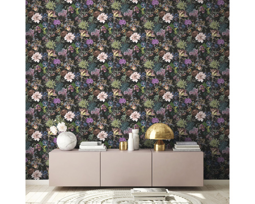 Behang met bloemmotief op een muur boven een kast