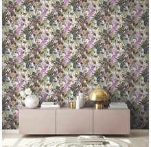 Woonkamer met tropisch bladerbehang en dressoir