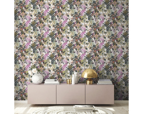 Woonkamer met tropisch bladerbehang en dressoir