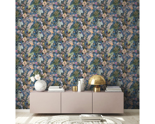 Decoratieve kamer met botanisch behang met plantmotieven