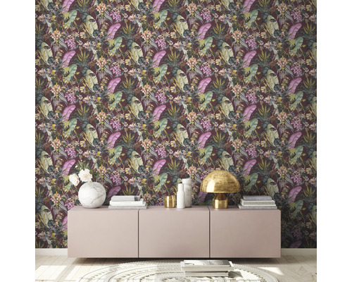 Woonkamer met jungle bloemenbehang en dressoir