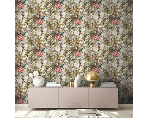 Kamerweergave met bloemenbehang, dressoir en decoratie