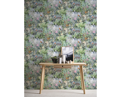 Kamerzicht met junglebehang, tafel en decoratie