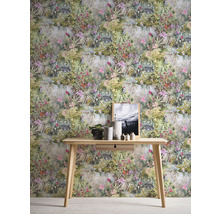Kamerweergave met botanisch patroonbehang, houten tafel en decoratieve elementen.