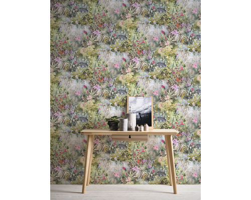 Kamerweergave met botanisch patroonbehang, houten tafel en decoratieve elementen.