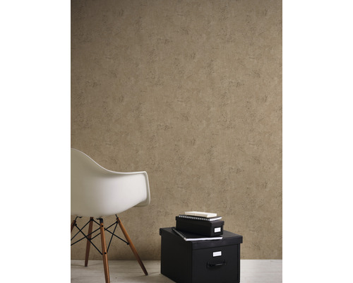 Interieur met beige structuurbehang, stoel en opbergdozen