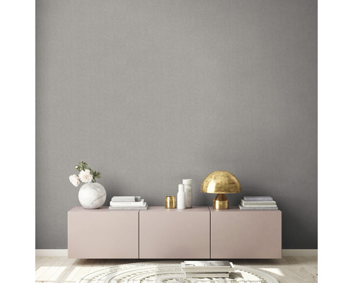 Woonkamer met grijs textielbehang, dressoir en decoratieve elementen