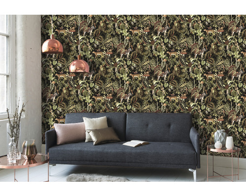 Woonkamer met bank en junglebehang met dieren- en plantenmotieven