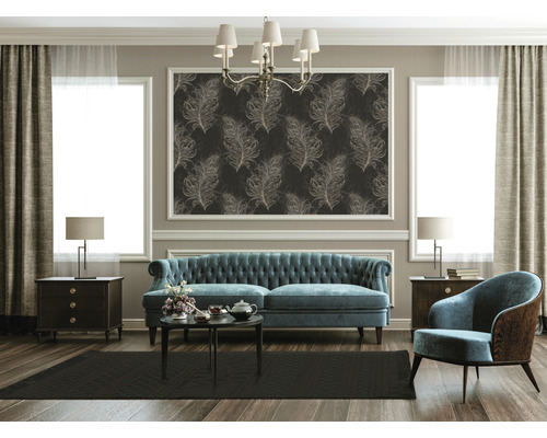 Klassiek ingerichte woonkamer met bank, fauteuil, salontafels, vloerkleed en decoratief wandbehang.