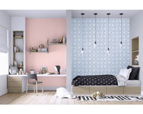 Lichte kinderkamer met bureau, planken en bed