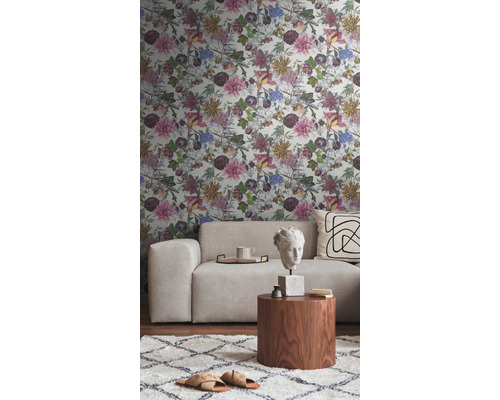 Woonkamer met bloemenbehang, bank en houten tafel