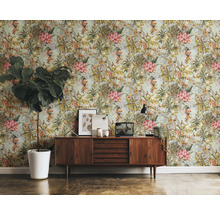 Decoratief behang met planten- en bloemmotieven in een kamer met dressoir, potplant en kantoorbenodigdheden.
