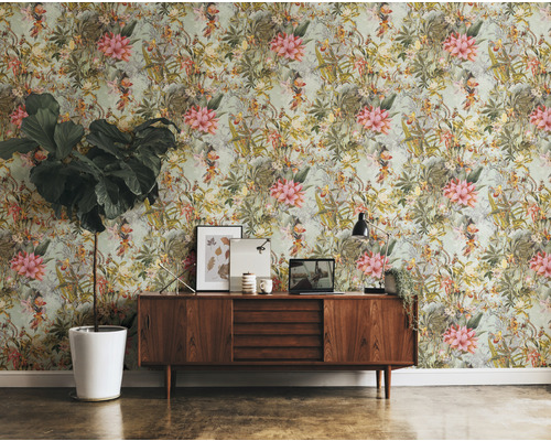 Decoratief behang met planten- en bloemmotieven in een kamer met dressoir, potplant en kantoorbenodigdheden.