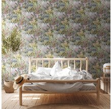 Slaapkamer met bloemenbehang, houten bed en kamerplant