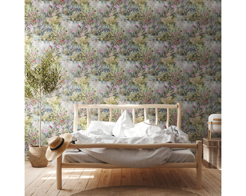 Slaapkamer met bloemenbehang, houten bed en kamerplant