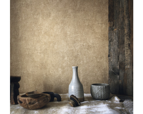 Decoratieve scène met keramiek, hout en textiel voor een sfeervolle interieurinrichting.