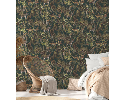 Slaapkamer met junglebehang met dieren- en plantenmotieven, bed en rotan stoel