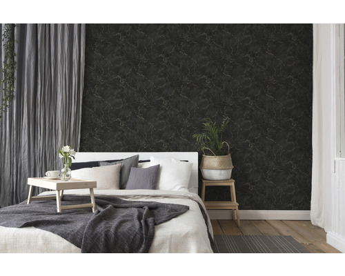 Slaapkamer met bed voor een donker marmeren behang