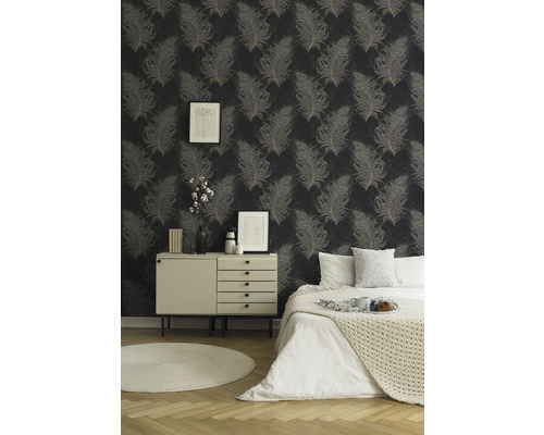 Slaapkamer met verenbehang, commode en bed.