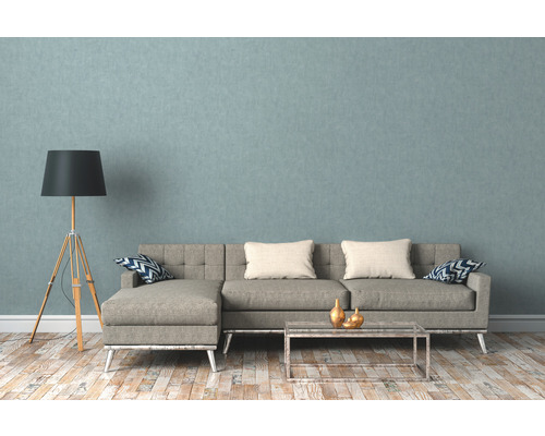 Woonkamer met grijze bank, staande lamp en salontafel