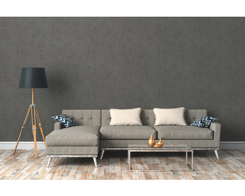 Woonkamer met grijze bank, vloerlamp en salontafel op houten vloer
