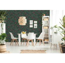 Lichte eetkamer met eettafel, stoelen en bloemenbehang