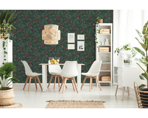 Lichte eetkamer met eettafel, stoelen en bloemenbehang