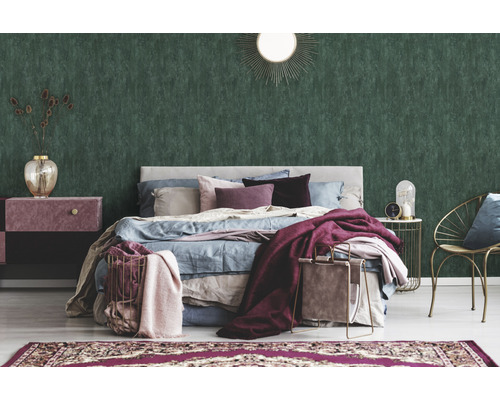 Slaapkamer met bed, nachtkastje en groen behang