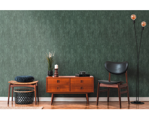 Decoratieve woonkamer met groen behang, houten meubels en vloerlamp