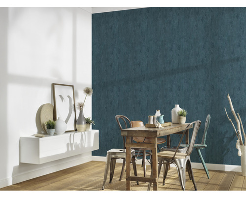 Eetkamer met houten tafel, stoelen en gestructureerd behang