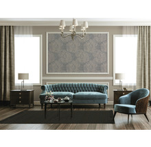 Woonkamer met bank, fauteuil, salontafel, vloerkleed, bijzettafels en decoratie