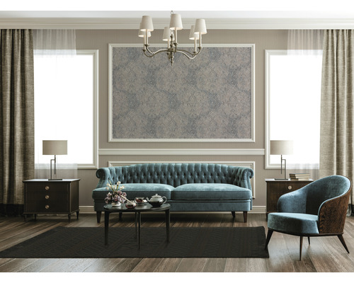 Woonkamer met bank, fauteuil, salontafel, vloerkleed, bijzettafels en decoratie