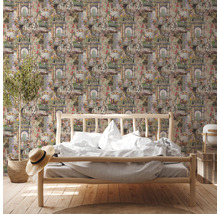 Slaapkamer met gedessineerd behang, bed en decoraties