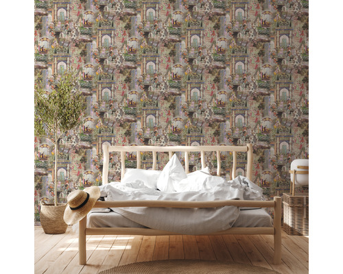 Slaapkamer met gedessineerd behang, bed en decoraties