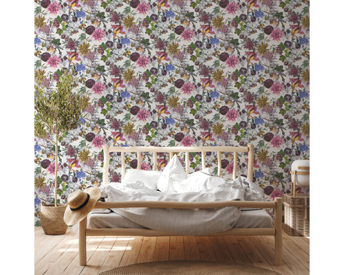 Slaapkamer met bloemenbehang, houten bed en decoraties