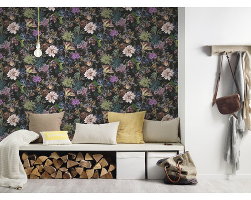 Scene met bloemenbehang, zitbank met kussens, houtblokken en opbergdozen