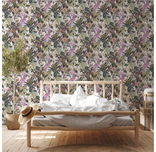 Slaapkamer met bloemenbehang, bed en plant in een mand