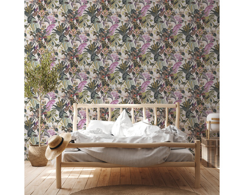 Slaapkamer met bloemenbehang, bed en plant in een mand