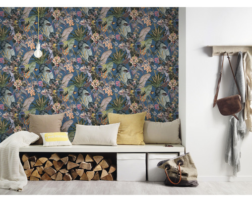 Decoratief interieur met junglebehang, houten banken en kussens.