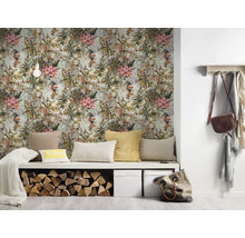 Woonkamer met bloemenbehang, zitbank en hout