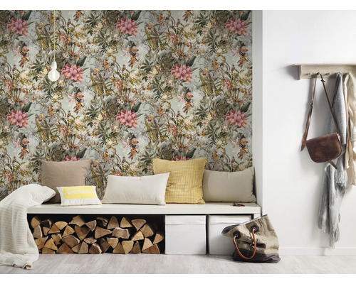 Woonkamer met bloemenbehang, zitbank en hout