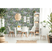 Lichte eetkamer met junglebehang, eettafel en witte stoelen