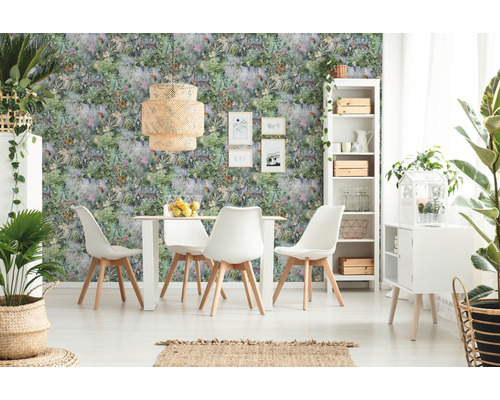 Lichte eetkamer met junglebehang, eettafel en witte stoelen