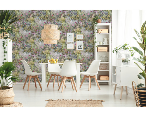 Eetkamer met tafel, stoelen, rek en botanisch behang